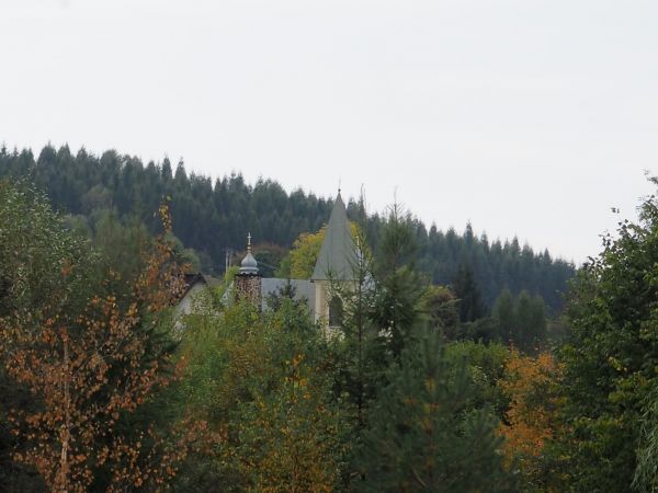 tu ongiś domy wczasowe wzniesione były, pensjonaty - z zapleczem w postaci kortów tenisowych, basenu i brodzika dla dzieci, boisk. Był dwór, w nim zamieszkiwał