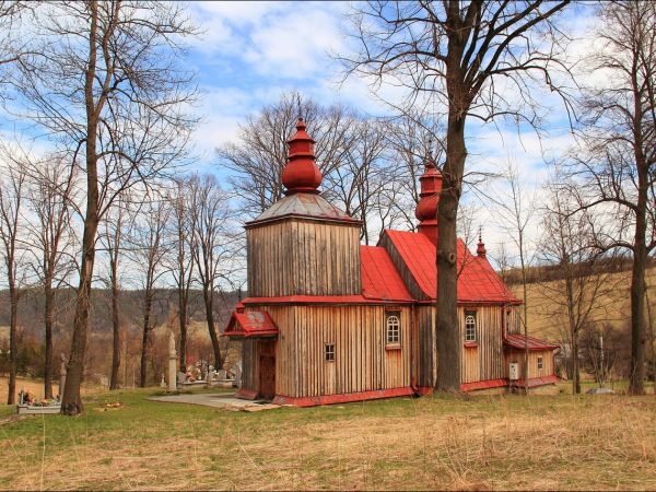 Drewniana filialna cerkiew greckokatolicka p.w.  św. Paraskewii w Hołuczkowie . Zbudowana w 1858 przez miejscowego cieślę Konstiantyna Melnyka. Wewnątrz cerkwi