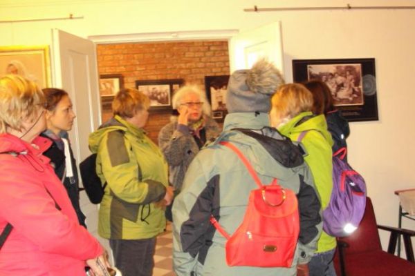 jesteśmy w pomieszczeniach Domu Żydowskiego - Muzeum, pani Malka  urządziła ekspozycje i wyjaśnia i tłumaczy - chociaż i tak trudno zrozumieć... Żydzi byli zorg