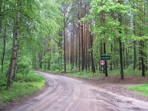 Szteklin , droga przez las ;)