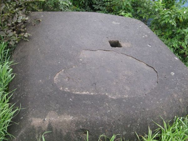 Schron nr 16 obserwacyjno - bojowy Armii "Poznań". Widok stropu schronu z otworem wentylacyjnym. Brak możliwości wejścia do obiektu - w całości zasypane wejście