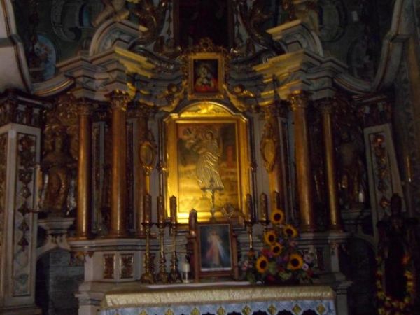 ołtarz boczny po lewej - w szczycie ołtarza obraz : Św. Anna Samotrzecia, z XVIw.