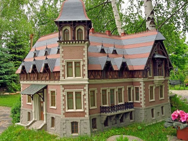 KOWARY - Park Miniatur Zabytków Dolnego Śląska - Pałac Dębowy w Karpnikach, rezydencja Marszałka Dworu, barona Urlicha Saint Paula, wybudowany został w malownic