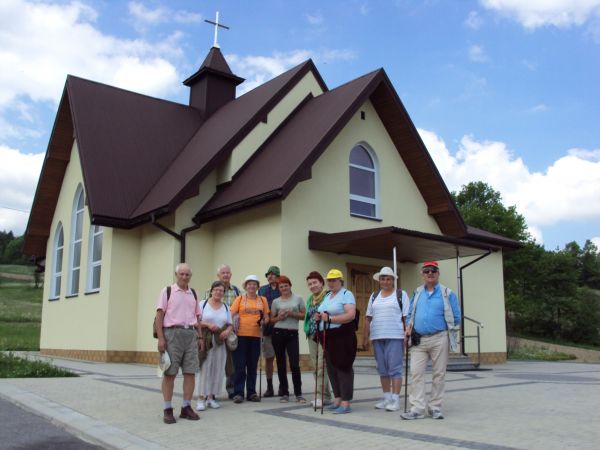 przed kościołem - studenci UTW z Sanoka.