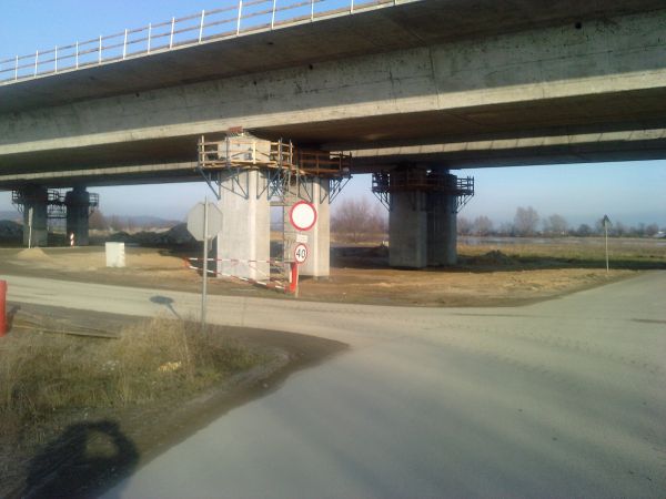 Trwa tutaj budowa  mostu przez Wisłę na autostradzie A-1. ...