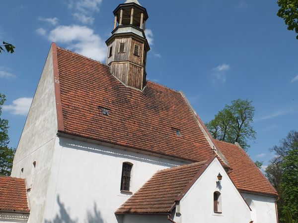 Zabytkowy kościół św Anny.We wnętrzu znakomite organy barokowego brzmienia.Jest organizowanych wiele koncertów i wykorzystano je do wykonania ścieżki dźwiękowej