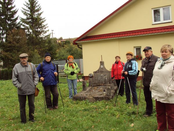 na cmentarzu - kiedyś na wzgórzu cerkiewnym, dalej w galerii - inne miejsca pochówków.