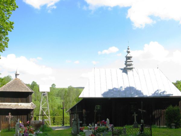 cmentarz użytkowany, grzebalny dla wyznawców obu religii, w dolnym tarasie i po prawej z zabytkowymi nagrobkami a poniżej: cerkiew i dzwonnica oraz druga dzwonn