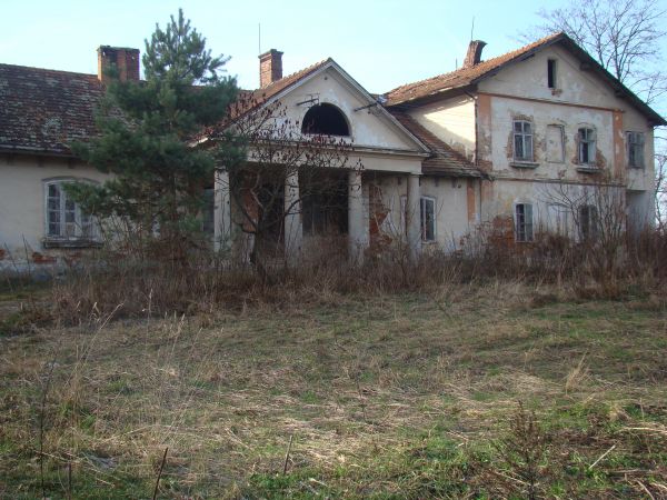 dawne zabudowania dworskie z pałacykiem w stylu klasycystycznym,  w obszernym parku. Wspomnieć należy, że właściciel dóbr w Jurowcach Jan Duklan Słonecki herbu