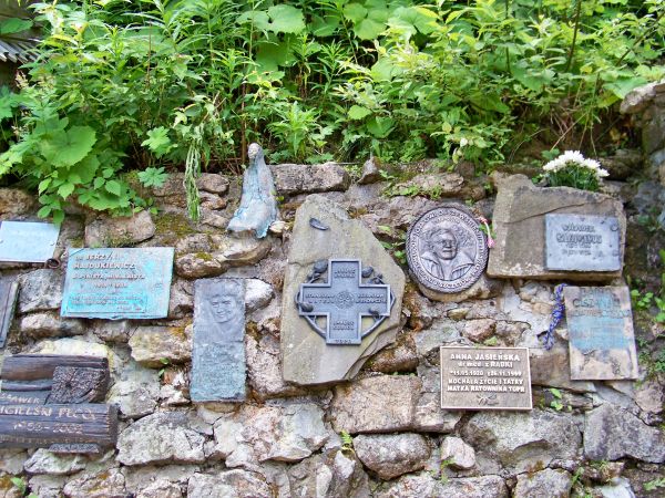 Symboliczny cmentarz poległych w górach. Przy Sanktuarium Matki Boskiej Jaworzyńskiej- Królowej Tatr.