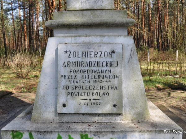 Wincenta - W 1941 r. do wykopanych tu przez Sowietów rowów przeciwczołgowych zaczęto przywozić ciała jeńców z obozu w Dłutowie (Stalag Fischborn). Według niepot
