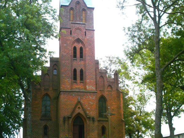 Neogotycki Kościół 1867-1868. postawiony w miejscu spalonego drewnianego Kościoła. Obecnie p.w. Najświętszej Marii Panny.