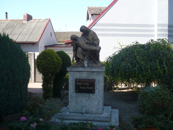 Na  placu  przed  kościołem  poewangelickim  rzeżba  Pieta.