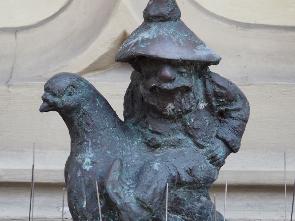 Krasnal Życzliwek - w mieście jest 259 różnych krasnali, różnej urody i imion. Historia wrocławskich krasnali sięga roku 1982, czyli ponurych czasów stanu wojen