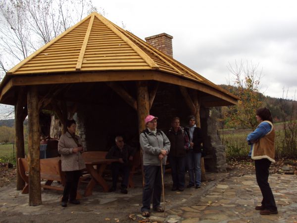 pod wiatą przystankową - na terenie Uniwersytetu Ludowego z panią wykładowcą, mówiła nam że w okresie letnim odbędzie się w Uniwersytecie kolejna, Międzynarodow