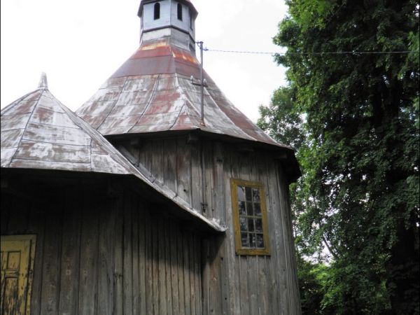 Drewniana cerkiew greckokatolicka p.w  św. Dymitra w Tyniowicach . Zbudowana w  1700 lub 1709 r. Od 1947 roku do lat 80. XX wieku cerkiew pełniła funkcję kościo