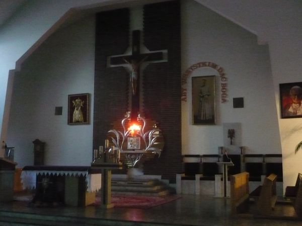 Ołtarz główny kościoła p.w Św. Urszuli Ledóchowskiej.