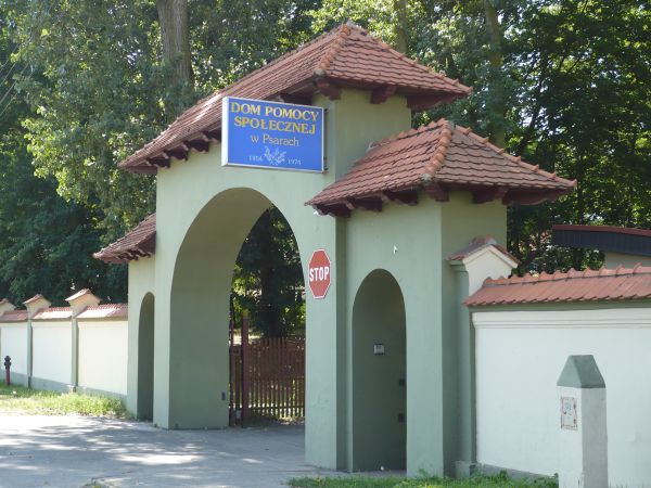 Brama do Domu Pomocy Społecznej.