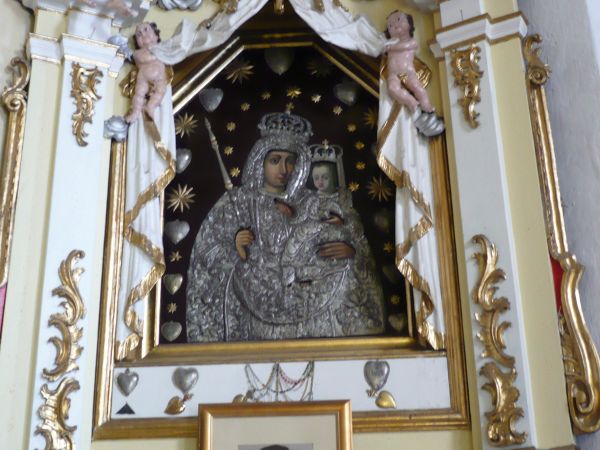 Ołtarz boczny z obrazem Matki Bożej Pocieszenia w srebrnej sukni.
z 17w.namalowany w typie Śnieżnej,nieznany autor nadał postaci
Marii wyraz majestatu i spojr