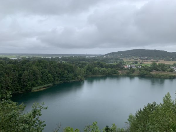 Jezioro Turkusowe w deszczowy dzień