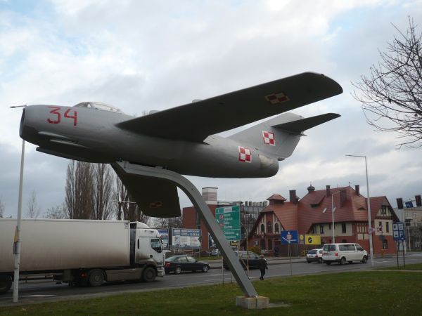 poprzednie  zdjęcie  samoloty było  z  19.09.2009r  obecnie  po  konserwacji  w  październiku  wieczorem  podświetlany  zdjęcie  już  w  nowej  szacie  zrobione