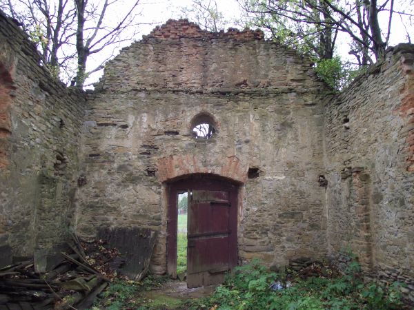 wnętrze cerkwi - w postępującej ruinie. - "Jesienią dach cerkwi na wielkim wietrze zakołysał i jak jastrząb uleciał (...) /  i śpi łemkowski święty, jak puchacz