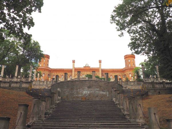 trasa zwiedzania przewiduje, iż tędy się schodzi - i tak jest dobrze, bo tam wyżej też schodów wiele, toteż powoli aleją parkową a czeka nas "bombonierka"...