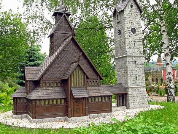 KOWARY - Park Miniatur Zabytków Dolnego Śląska - Drewniany kościółek zbudowany został na przełomie XII i XIII wieku w norweskiej miejscowości Vang, położonej ma