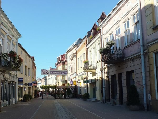 Ulica 3 Maja - w głębi po lewej stronie kamienica Jana Hydzika