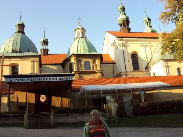 przed ołtarzem polowym Sanktuarium Pasyjno-Maryjnego. Kościół i klasztor oo.Bernardynów, barokowy /XVII - XVIIIw./, który wraz z 42 kościołami i kaplicami Kalwa