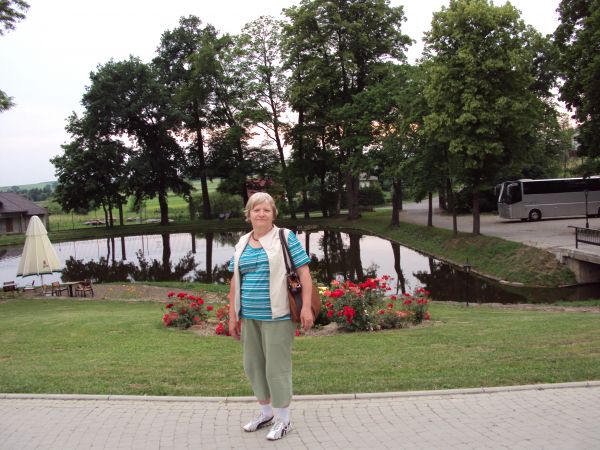 w parku przydworskim - trzy stawy, pozostałości fos i okopów obronnych, na zdjęciu: przed jednym ze stawów.