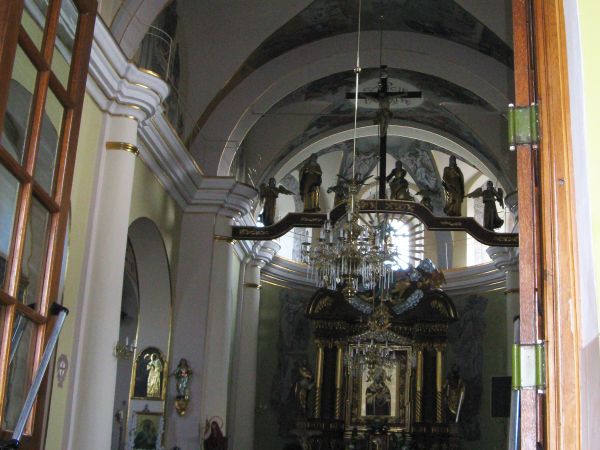 nawa podzielona półkolumnami i ołtarz główny z pocz. XX wieku, w roku 1949 uzupełniony późnobarokowymi ornamentami ze zburzonej cerkwi w Darowie.