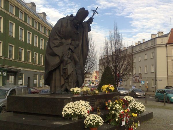 Pomnik JP II przy Bazylice Wniebowzięcia NMP