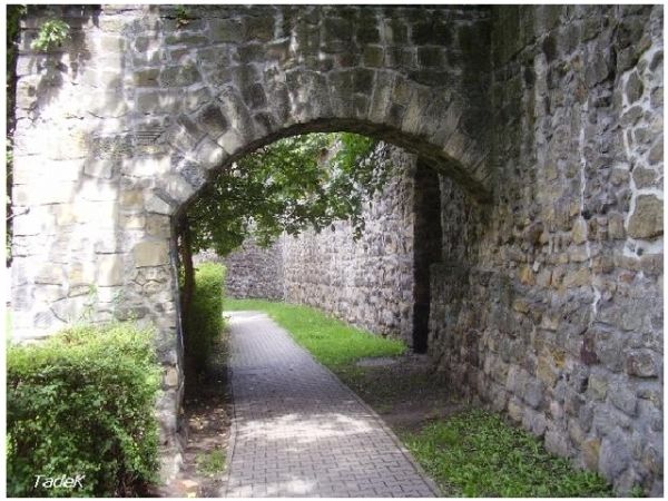 Mury obronne, dobrze zachowane fragmenty przy ul. Mickiewicza. Town walls in Mickiewicz - Sierpień 80 Street