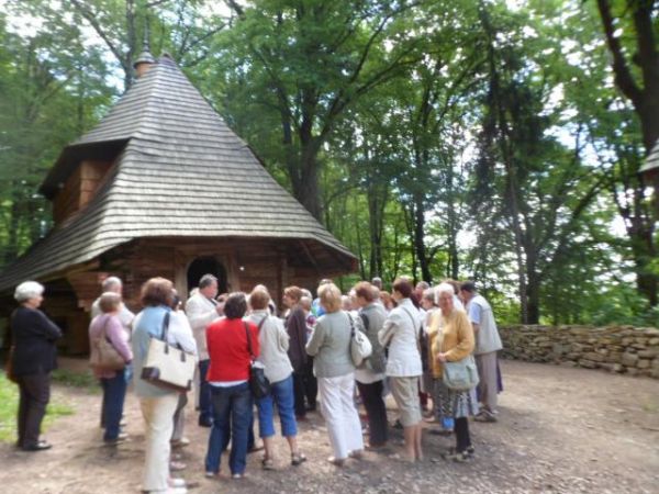 cerkiew Bojków z Rosolina k/Lutowisk, grekokatolicka, pw. św. Onufrego,   zbudowana w 1750 r. z kompletnym wyposażeniem, prezentowana na terenie skansenu w Sano