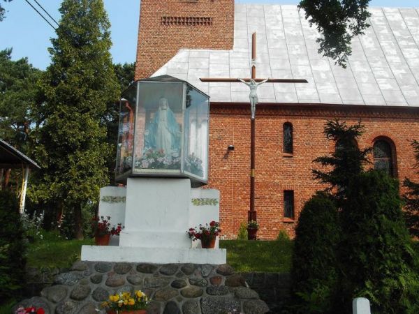 Miejscowy Kościółek , turyści bardzo często tu przychodzą nie tylko na niedzielną mszę.