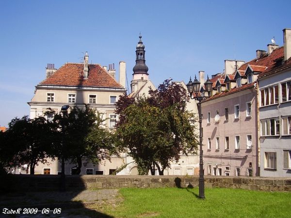 Widok od kościoła na tyły rynkowych kamienic