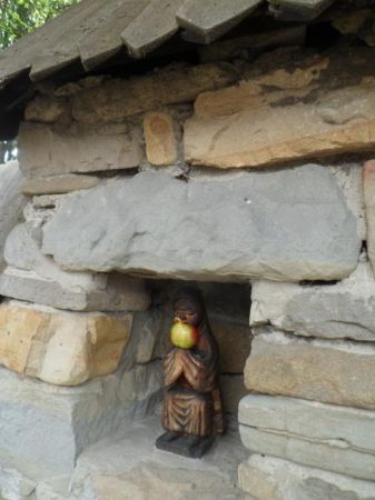 przy bramce w kamiennych słupach są nisze na figurki świętych i tu ktoś coś ofiarował...