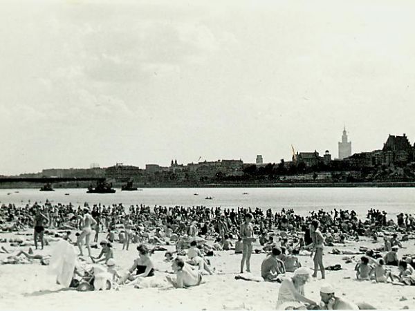 Tak się odpoczywało w upalne niedziele w Warszawie do lat 60-ch.(soboty były pracujące)