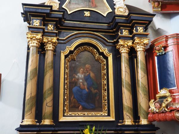 ołtarz boczny - z 1864r., architektoniczny, po lewej stronie nawy, wykonany przez Małachowskiego - snycerza z Mrzygłodu.