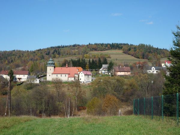 Bieńkówka.Widok na kościół i centrum miejscowości.