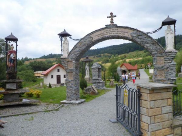 Brama Wejściowa na Dróżki Maryjne i Golgotę.