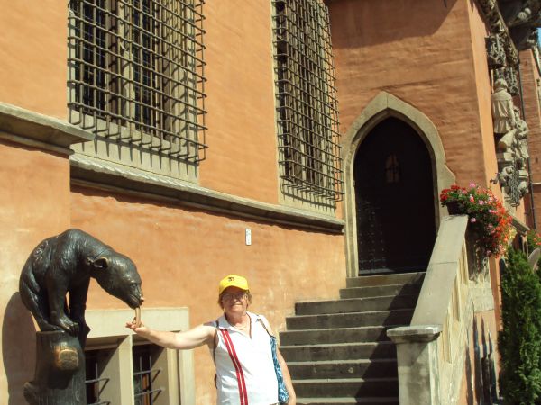 przy budynku Ratusza Miejskiego, dalej wejście do Muzeum Historycznego.