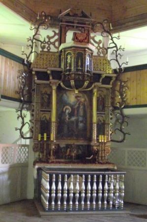 ołtarz główny w kościele ewangelickim - tam też ambona.