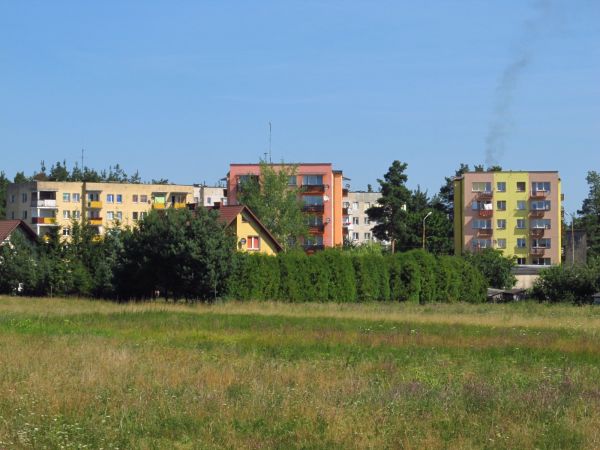 Panorama fragmentu osiedla przy ulicy Słowackiego. Widok z terenów pod budownictwo mieszkaniowe jednorodzinne.
