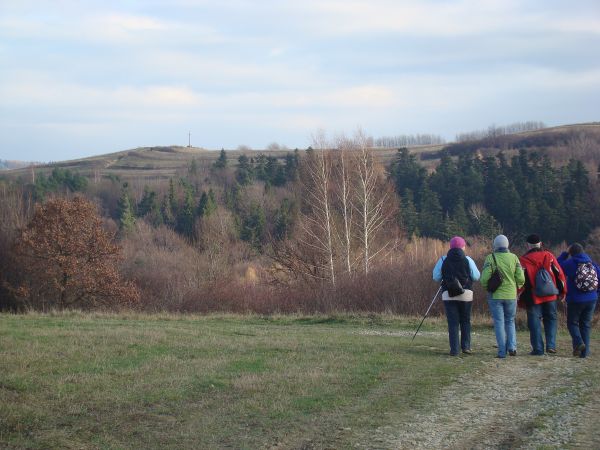 na zdjęciu: po lewej góra, na niej wysoki krzyż, "Czerniec" - to nazwa miejsca,  w którym mieszkali mnisi, istniał bowiem tam jeszcze w XVII wieku prawosławny m