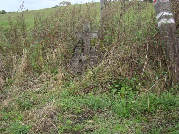 na szlaku do pomnika przyrody: wodospadu - ślady pochówków.