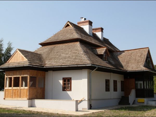 Skansen budownictwa ludowego.