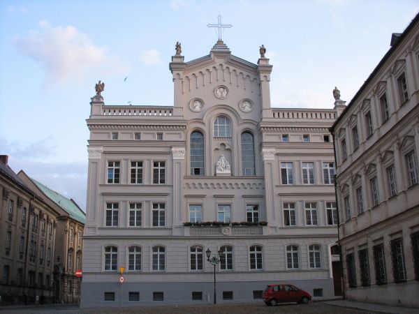 Nysa, Rynek Solny. Dom Macierzysty Zgromadzenia Sióstr św. Elżbiety.