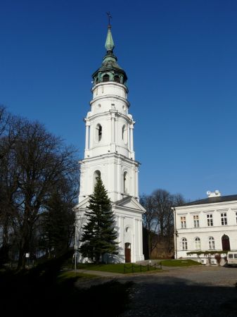 Dzwonnica....wys. w granicach 40 m.